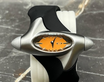 Futuristisk klocka med orange urtavla – Oakley-inspirerad skulptural design, Y2K Cyberpunk-tillbehör