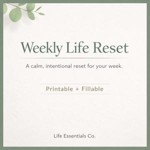 Pode incluir: Uma impressão digital com o texto "Weekly Life Reset" em uma fonte elegante. A descrição diz "A calm, intentional reset for your week." Também diz "Printable + Fillable" e "Life Essentials Co." O fundo é um branco sujo macio com uma borda verde.