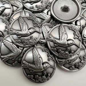 6 botones metálicos de plata envejecida con forma de colibrí y flor, con vástago de 23 mm (7/8")