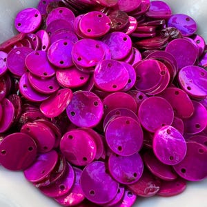 50 conchas marinas redondas de capiz natural pintadas con aerosol rosa fucsia, 2 agujeros, 13 mm (1/2")