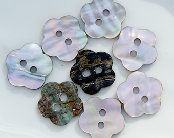 Knopen abaloneschelp: knopen bloemen, 2 gaten, 12 mm en 15 mm (20 stuks)