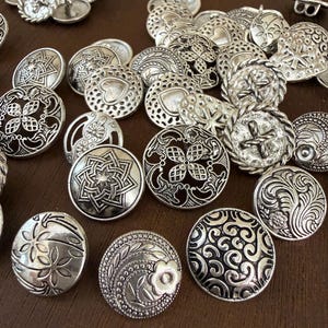 10 boutons en métal argenté vieilli en filigrane floral avec vagues en forme de croix de 11/16 po. à 7/8 po.