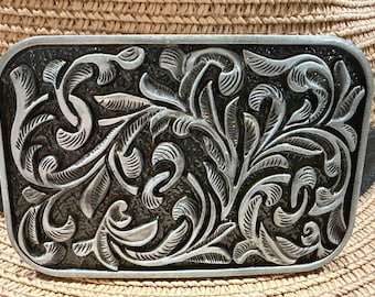 Hebilla de cinturón de plata envejecida con diseño floral y de enredaderas, estilo vaquero del oeste.