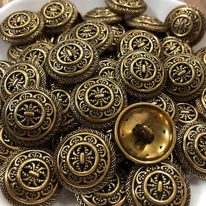 10 botones metálicos de filigrana estilo renacentista, color oro antiguo vintage, para manualidades y costura, con vástago de 11/16" y 7/8".