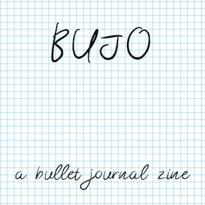 Puede incluir: Una imagen en blanco y negro de una página de cuaderno cuadriculada con la palabra "BUJO" escrita en la parte superior y el texto "a bullet journal zine" escrito en la parte inferior.