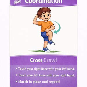 Pu&ograve; includere: Una carta viola con la parola "Coordinazione" e un'icona di nota musicale. La carta presenta un'illustrazione di un bambino che dimostra l'esercizio "Cross Crawl". Le istruzioni sono elencate: Tocca il ginocchio destro con la mano sinistra, poi il ginocchio sinistro con la mano destra e ripeti.
