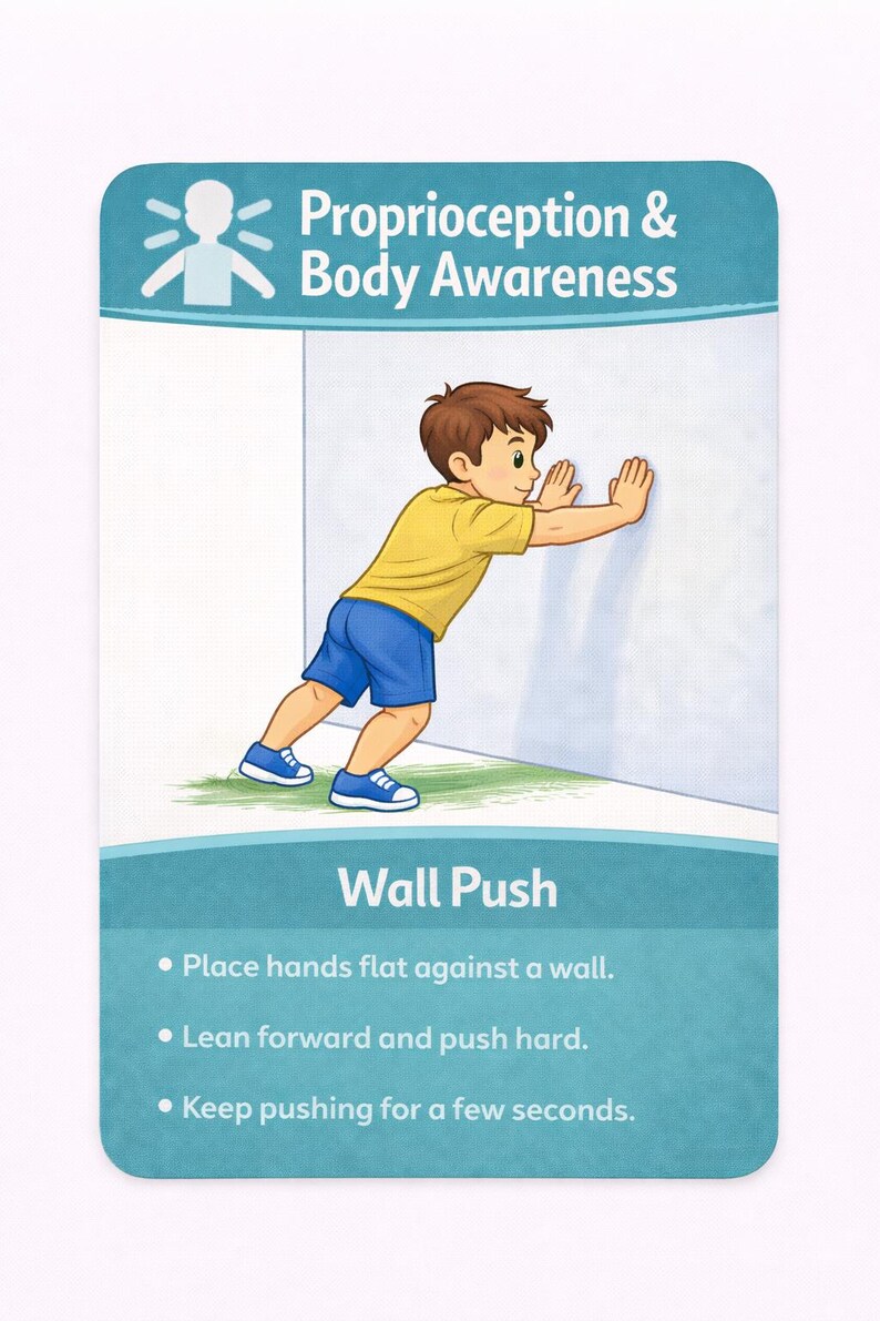 Pu&ograve; includere: Carta illustrata con il testo "Propriocezione e consapevolezza del corpo" e "Spinta al muro". Raffigura un bambino con una maglietta gialla e pantaloncini blu che esegue una spinta al muro. Le istruzioni sono elencate di seguito.