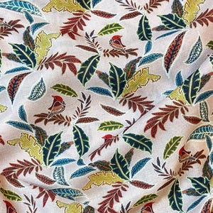 MAPIA FLOR lightweight viscose crepe | OTTOBRE design® | tiny parrots and tropical leaf print on soft light pink viscose crepe