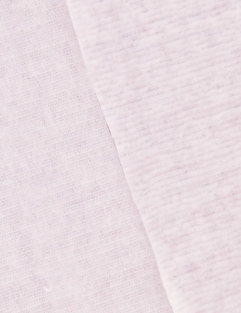 Puede incluir: Dos piezas de tela blanca, una con una textura lisa y la otra con una superficie ligeramente texturizada.