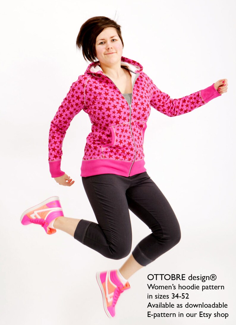 Puede incluir: Una sudadera con capucha rosa con estrellas rojas impresas. La sudadera est&aacute; cerrada con cremallera y la modelo lleva leggings negros y zapatillas rosas. El texto "OTTOBRE design&reg; Women's hoodie pattern in sizes 34-52 Available as downloadable E-pattern in our Etsy shop" est&aacute; en la parte inferior de la imagen.