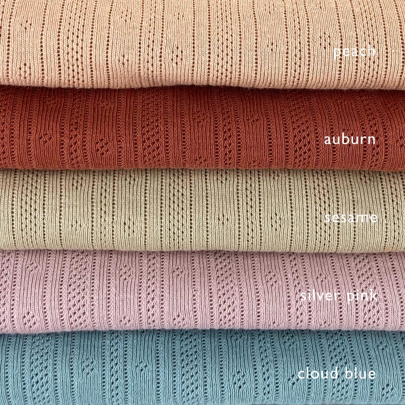 Peut inclure: Cinq &eacute;chantillons de tissu en tricot de diff&eacute;rentes couleurs empil&eacute;s les uns sur les autres. Les couleurs sont p&ecirc;che, auburn, s&eacute;same, rose argent&eacute; et bleu nuage.