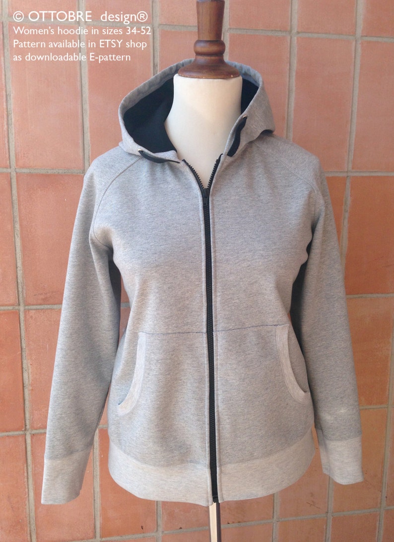 Puede incluir: Una sudadera con capucha gris con cremallera negra y forro de capucha negro. La sudadera tiene un bolsillo a cada lado y un dobladillo de canal&eacute;.