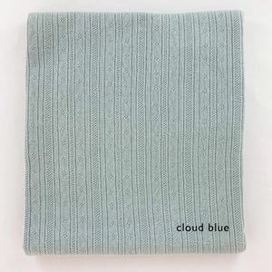 Peut inclure: Un tissu tricot&eacute; bleu clair avec un motif textur&eacute;. Le tissu a un l&eacute;ger brillant et une sensation douce et fluide. Le texte "cloud blue" est imprim&eacute; sur le tissu.