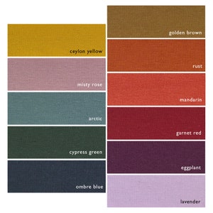 以下が含まれることがあります： 10色の生地見本が並んだカラーチャートで、それぞれに色が名前が付けられています。色は、セイロンイエロー、ゴールデンブラウン、ラスト、ミスティローズ、マンダリン、アークティック、ガーネットレッド、サイプレスグリーン、エッグプラント、オームブルブルー、ラベンダーです。