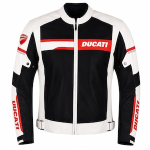 Può includere: Una giacca da moto nera, bianca e rossa con colletto alla coreana, cerniera frontale a tutta lunghezza e cinturini regolabili in vita. Il petto e le maniche mostrano il logo e la scritta Ducati in bianco e rosso su un design a blocchi.