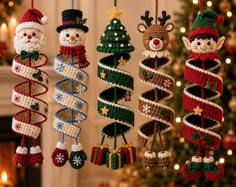 Könnte beinhalten: Fünf hängende Weihnachtsanhänger aus Häkelarbeit, die einen Weihnachtsmann, einen Schneemann, einen Weihnachtsbaum, ein Rentier und einen Elfen darstellen. Jede Figur ist an einem langen, spiralförmigen Häkelband mit passenden Stiefeln oder Geschenken.