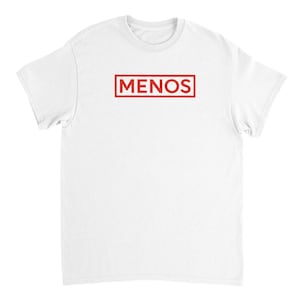 Op de afbeelding: Wit T-shirt met een rood rechthoekig vak met het woord "MENOS" in rode hoofdletters. Het T-shirt heeft een klassieke ronde hals.