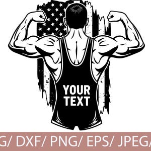 Peut inclure: Illustration en noir et blanc d'une personne musclée fléchissant les bras, portant un débardeur avec le texte "YOUR TEXT". L'arrière-plan présente un motif de drapeau américain vieilli. Le bas de l'image comprend le texte "SVG/ DXF/ PNG/ EPS/ JPEG/ AI".