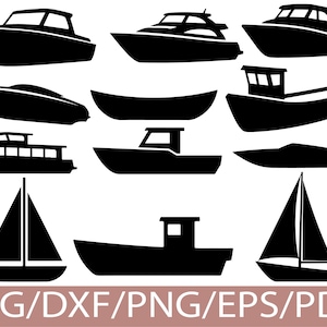 Op de afbeelding: Een verzameling zwarte boot silhouetten, waaronder motorboten, zeilboten en een veerboot. De afbeelding toont diverse bootontwerpen, van strakke speedboten tot klassieke zeilboten, geschikt voor nautische projecten. De onderkant van de afbeelding bevat de tekst "SVG/DXF/PNG/EPS/PDF".