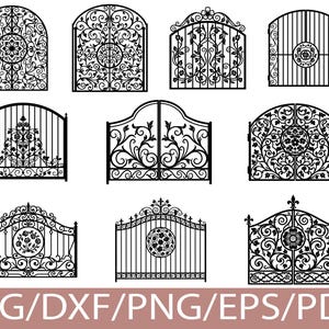 Puede incluir: Una colección de nueve diseños de puertas de hierro forjado negro en varios estilos. Las puertas presentan intrincados patrones florales y de volutas. El texto "SVG/DXF/PNG/EPS/PDF" se muestra en la parte inferior de la imagen en marrón claro.