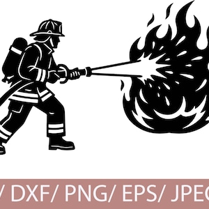 Puede incluir: Ilustración en blanco y negro de un bombero extinguiendo un incendio. El bombero, con casco y equipo, sostiene una manguera que rocía agua sobre una gran llama. Gráfico vectorial.