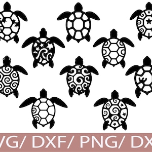 Puede incluir: Una colección de siluetas negras de tortugas marinas con varios diseños de caparazón, incluyendo estrellas, espirales y patrones geométricos. Las tortugas tienen aletas extendidas y están sobre un fondo blanco. El texto "SVG/ DXF/ PNG/ DXF" está en la parte inferior.