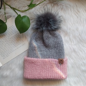 Berretto lavorato a maglia grigio rosa: cappello invernale con doppia tesa e pompon