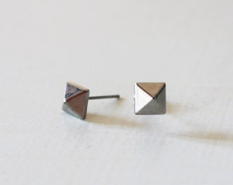 Silver pyramid stud earrings, Small silver stud earring, Geometric silver studs, Pyramid post earrings, Silver spike studs, Gothic earrings