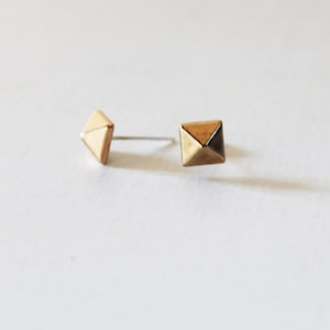 Gold pyramid stud earrings, Small gold pyramid studs, Dainty gold studs, Geometric gold earrings, Pyramid post earrings, Lightweight  studs