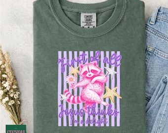 Camiseta "Primero que nada, Jesús piensa que soy una delicia", Camiseta de humor cristiano Comfort Colors, Camiseta divertida con estampado de mapache, Ropa original con temática de animales y fe
