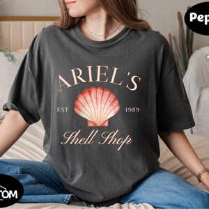 Prinzessin Ariel Shirt, Ariel's Shell Shop T-Shirt, kleine Meerjungfrau Pullover, Comfort Colors Disney Girl Reise T-Shirt, Disney Geschenk für Freunde Bild 2