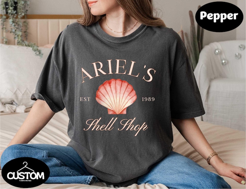 Prinzessin Ariel Shirt, Ariel's Shell Shop T-Shirt, kleine Meerjungfrau Pullover, Comfort Colors Disney Girl Reise T-Shirt, Disney Geschenk für Freunde Bild 2