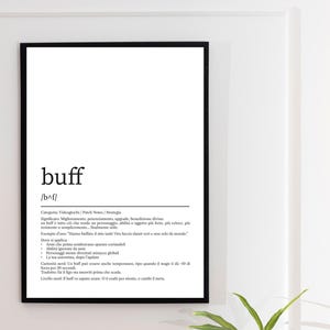 Può includere: Una stampa in bianco e nero incorniciata con la parola "buff" e la sua pronuncia fonetica. La stampa è esposta sopra un tavolo di legno con una piccola macchina giocattolo, una scultura di mano in legno, libri e una pianta in vaso.