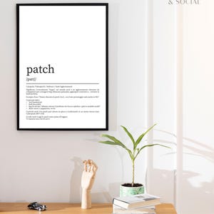 Può includere: Una stampa in bianco e nero incorniciata con la parola "patch" e la sua pronuncia fonetica. La stampa è esposta su una parete bianca sopra un mobile in legno con un'auto giocattolo, una scultura di mano in legno, libri e una pianta in vaso.