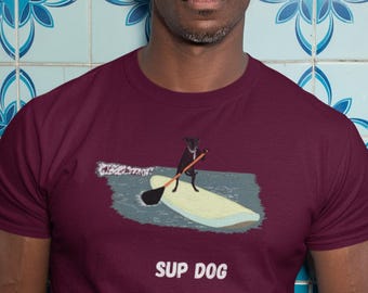 Camiseta SUP Dog, un regalo único para surfistas, amantes de los perros o apasionados del océano.