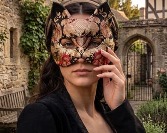 Máscara de gato de lujo para mascarada - Brocado dorado y bordado floral rojo - Antifaz felino veneciano para Halloween, baile de graduación, fiesta de fin de curso - Disfraz elegante