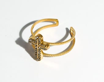 Verstelbare ring met sierlijk effen kruis: 18 kt vergulde religieuze sieraden