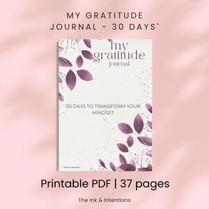 Peut inclure: Un journal de gratitude PDF imprimable avec un fond rose clair. La couverture présente le texte "My Gratitude Journal - 30 Days" et "my gratitude journal" dans une police délicate. Des feuilles violettes et le texte "30 Days to Transform Your Mindset" sont également visibles.
