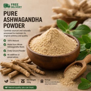Op de afbeelding: Een houten kom gevuld met pure ashwagandha poeder, vergezeld van een houten lepel. De afbeelding benadrukt de natuurlijke oorsprong van het product, met tekst die aangeeft dat het 100% natuurlijk is, gemaakt van ashwagandha wortels, fijn gemalen en zonder toevoegingen. Netto gewicht: 200g.