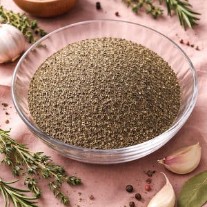 Könnte beinhalten: Eine Glasschüssel gefüllt mit gemahlenen Kräutern, umgeben von frischem Rosmarin, Thymian, Knoblauchzehen, Pfefferkörnern und Lorbeerblättern. Eine kleinere Holzschüssel mit Kräutern befindet sich im Hintergrund, alles auf einem rosa Tuch.