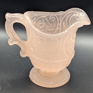 Rara brocca/lattiera vintage in vetro opalino rosa Portieux, anni '30