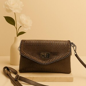 Torebka na ramię ze skóry wegańskiej: minimalistyczna kopertówka z klapką