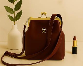 Retro Clasp Vegan Leather Crossbody Bag – Elegant Gold Frame Purse