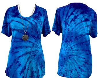 L blue tie dye bamboo top with short sleeves and scoop neck.