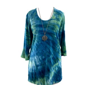 Plus size 3X ice dyed bamboo top with flounced sleeves and scoop neck. image 4