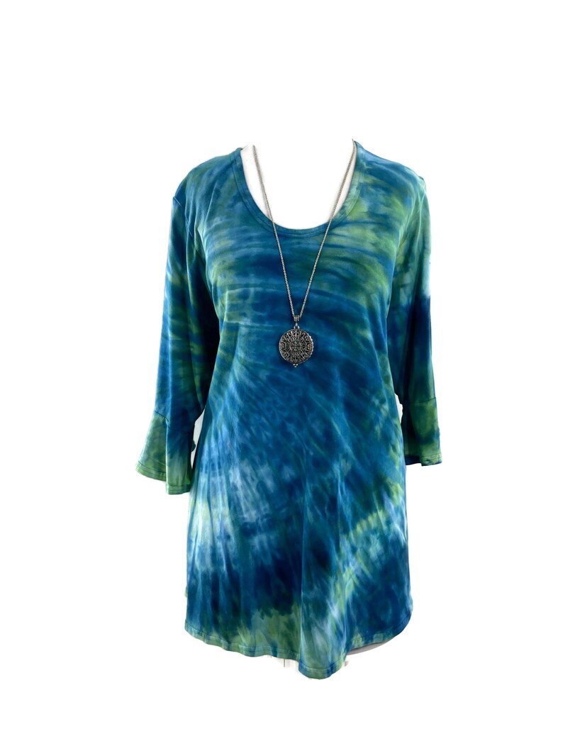 Plus size 3X ice dyed bamboo top with flounced sleeves and scoop neck. image 4