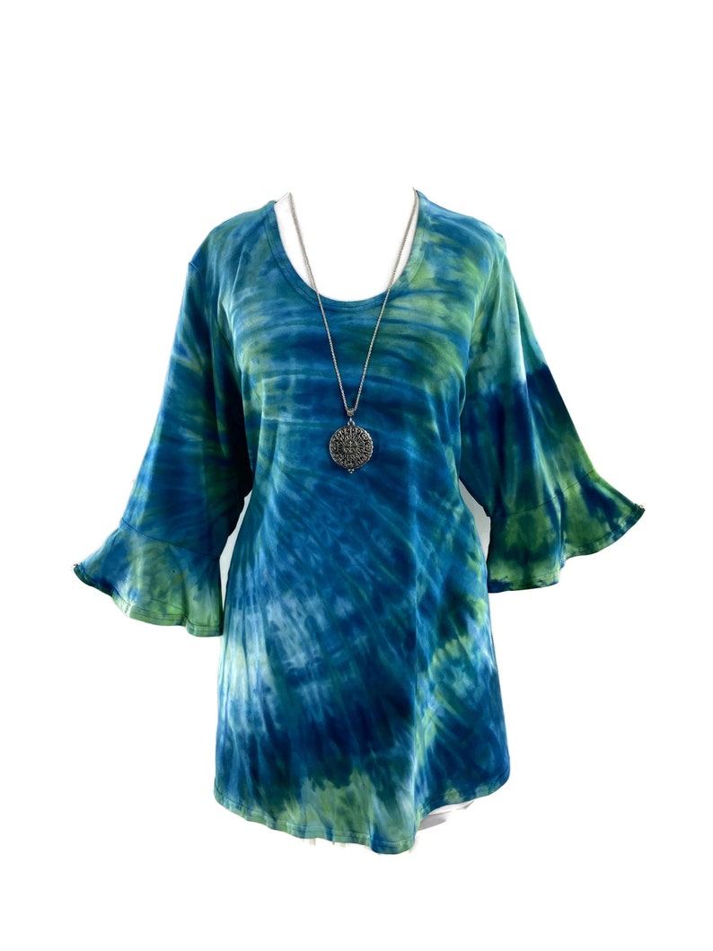 Plus size 3X ice dyed bamboo top with flounced sleeves and scoop neck. image 2