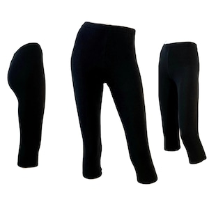 Puede incluir: Tres pares de leggings negros lisos mostrados desde diferentes &aacute;ngulos. Cada par presenta una cintura alta y una silueta ajustada que termina debajo de la rodilla. Los leggings se muestran sobre un fondo blanco liso.