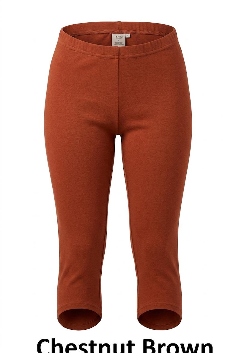 Puede incluir: Leggings capri de color marr&oacute;n casta&ntilde;o liso con cintura el&aacute;stica alta y silueta ajustada. La etiqueta interior muestra el nombre de la marca TERRA y la talla S. Estos pantalones cortos tienen una textura suave y un dobladillo limpio.