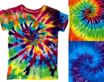 T-shirt arc-en-ciel tie-dye pour enfant.